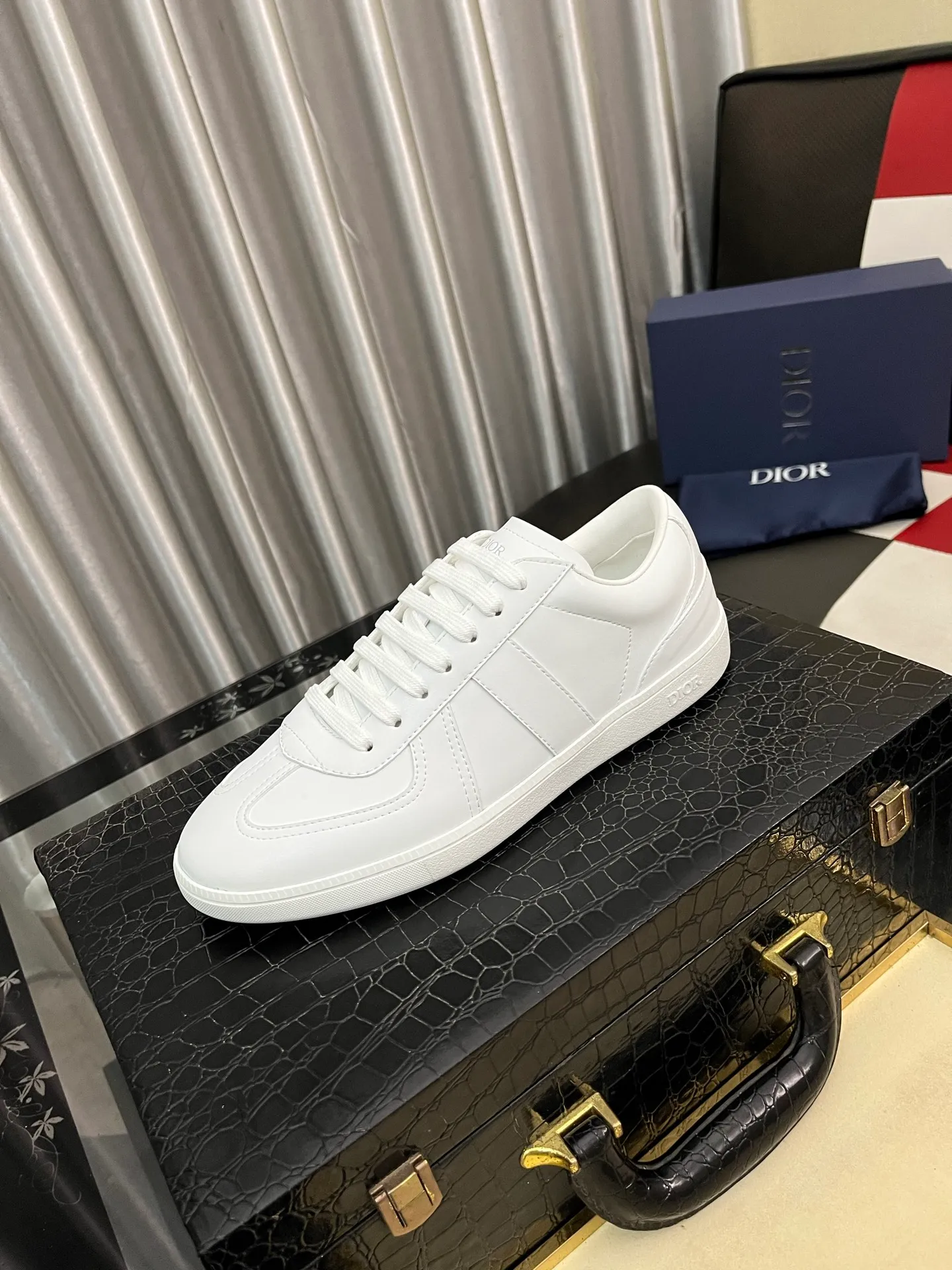 Men's shoes 💰380⌚️⌚️ 【Dior*DIAO】original quality.~ Unique modern style sneakers. 🏃A must-have casual shoe for trendy men😍😍 Original brand imported from Italy, imported original leather, sheep lining (refuses to discolor and grind feet) Sole: Original sole provided by the original factory, French lazy style design ⚠️Fit to the feet, original quality, super comfortable original sole. Code number: 38-442️⃣Colors available